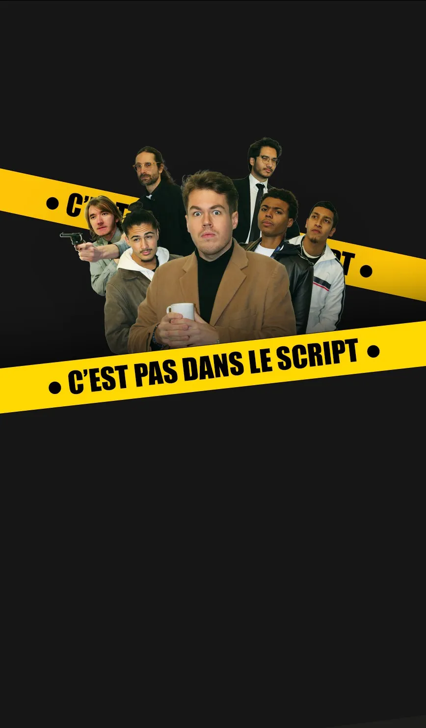 Affiche de C’est pas dans le script : sept comédiens posent derrière des bandes jaunes de scène de crime, le commissaire au premier plan une tasse à la main.
