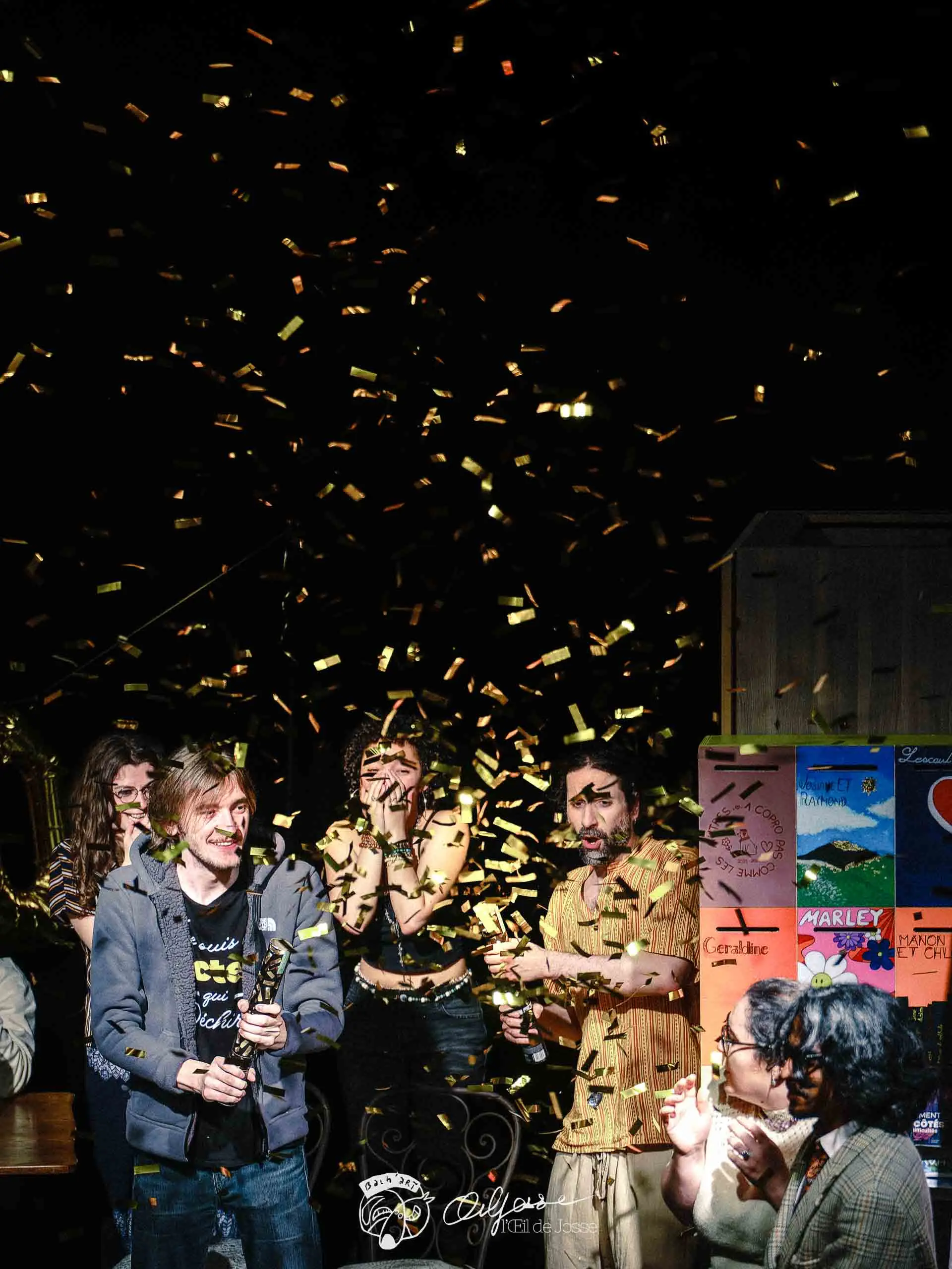 Une pluie de confettis dorés tombe sur les comédien·nes à la fin du spectacle.