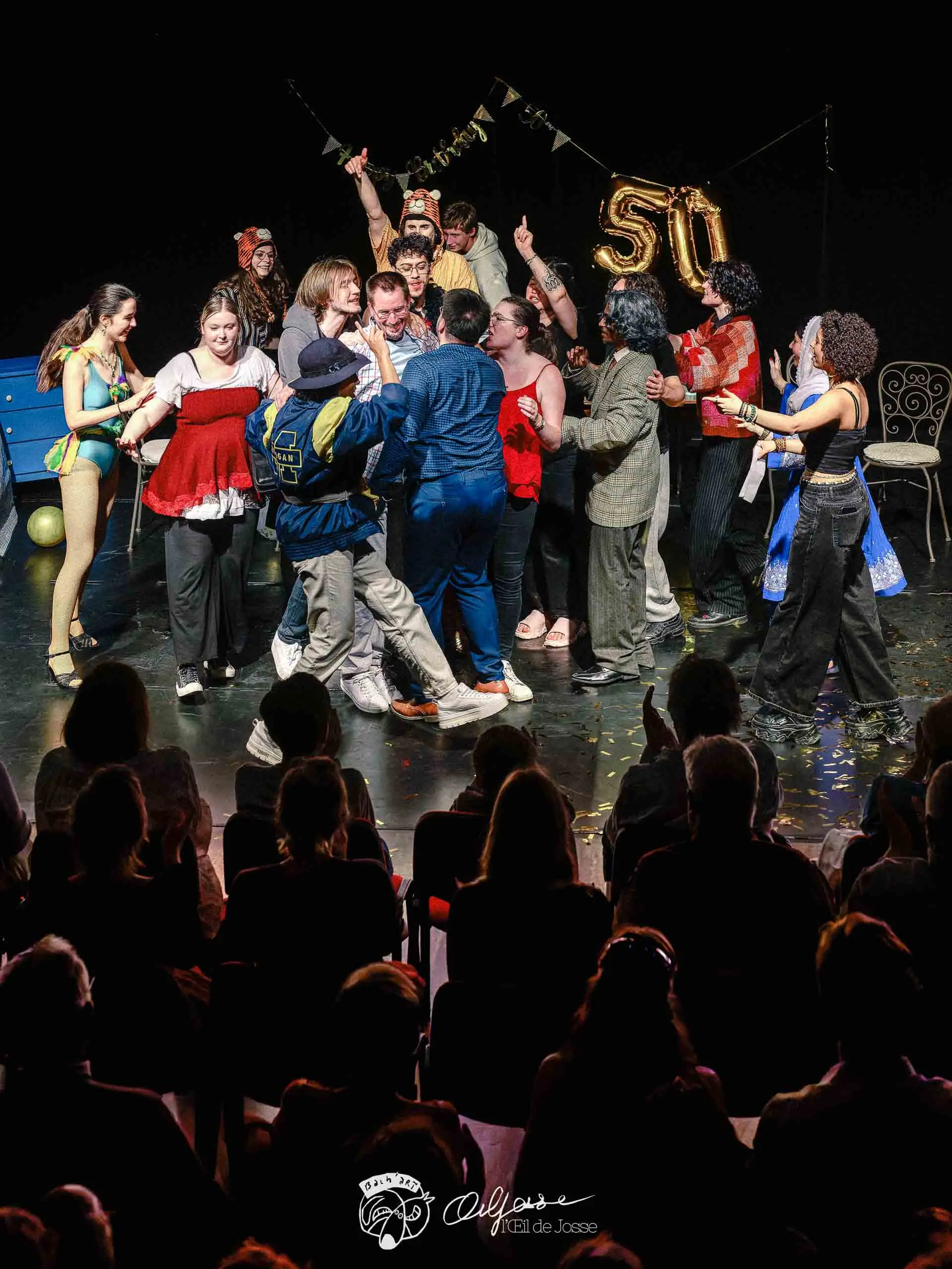 Au salut, la troupe se rassemble en riant au centre de la scène.