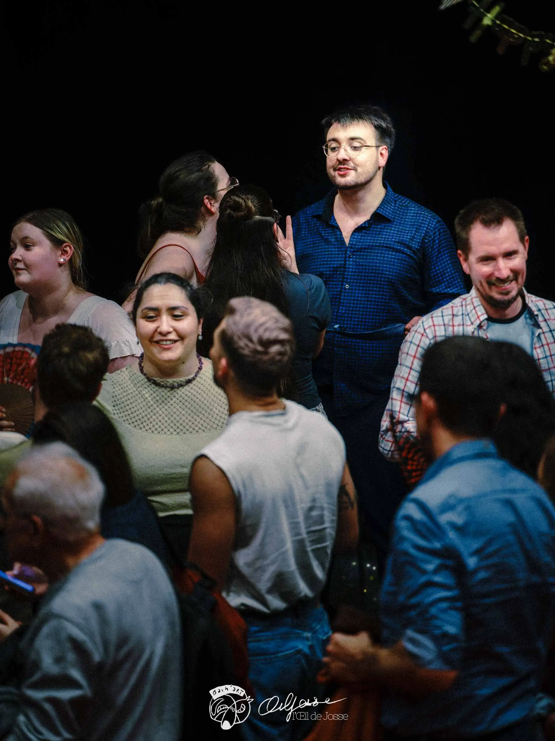 Les comédien·nes, encore en costume, au milieu des spectateurs après la représentation.