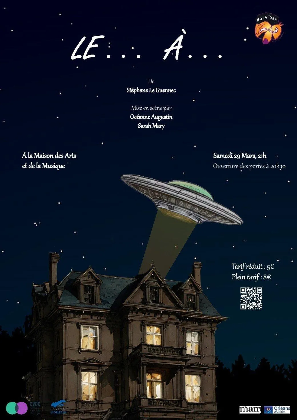 Affiche de Le… À… : une soucoupe volante éclaire de son faisceau le toit d’une grande maison bourgeoise, sous un ciel étoilé.