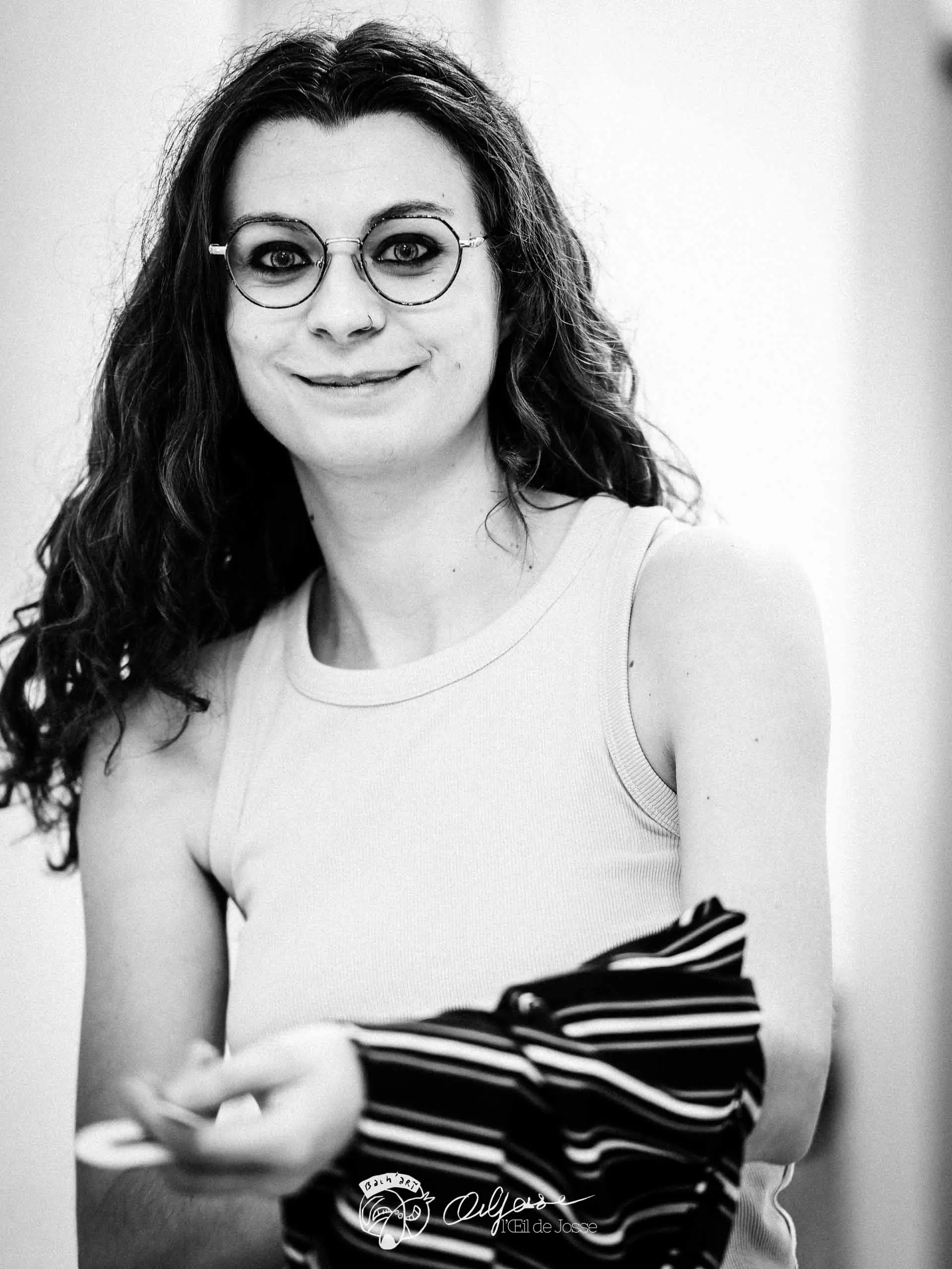Une comédienne sourit, maquillage terminé.